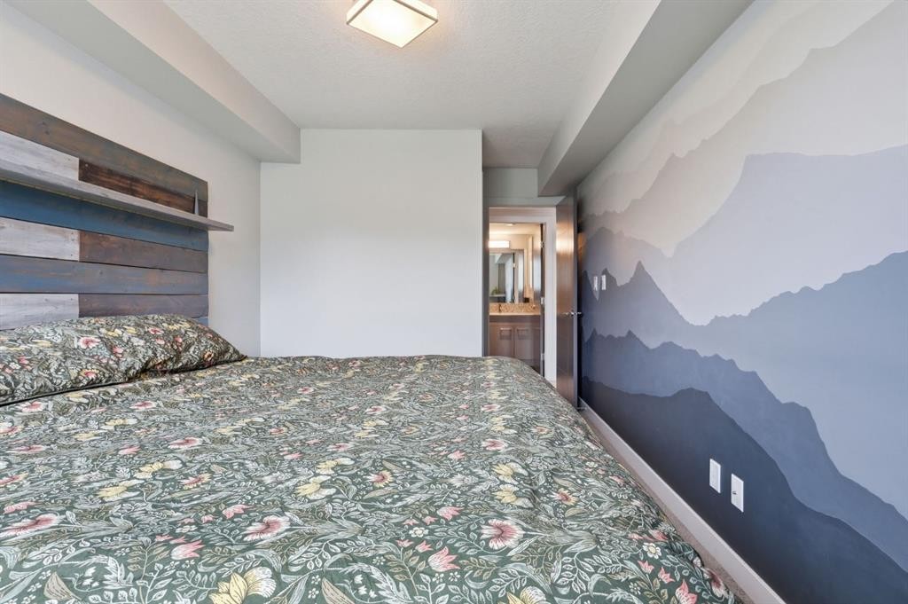 403-916 Memorial Drive Nw, Calgary, AB - Indoor Photo Showing Bedroom