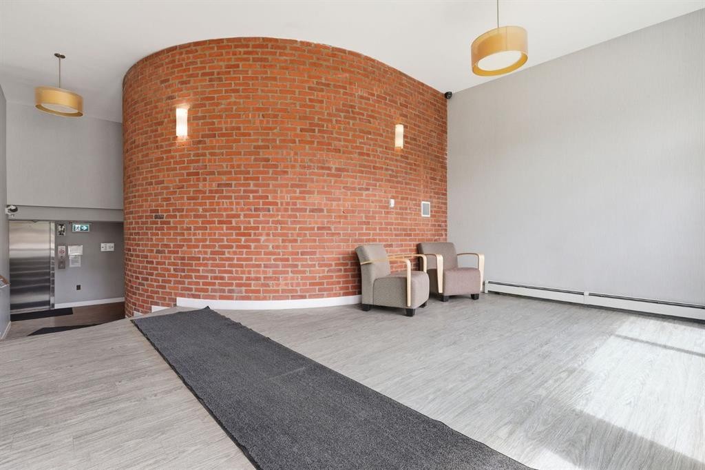 403-916 Memorial Drive Nw, Calgary, AB - Indoor Photo Showing Other Room