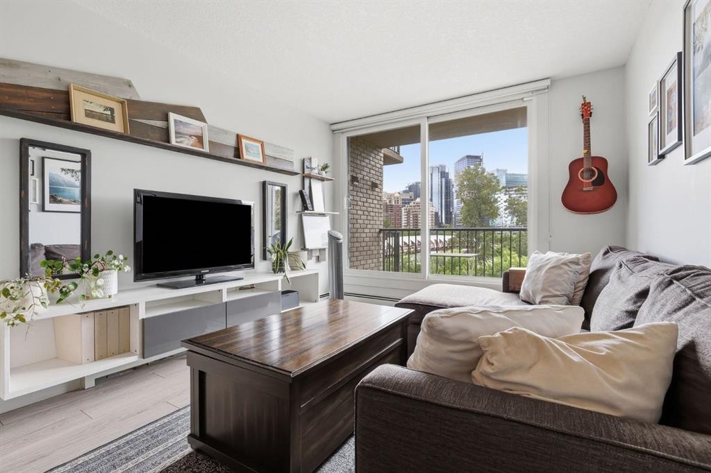 403-916 Memorial Drive Nw, Calgary, AB - Indoor Photo Showing Living Room
