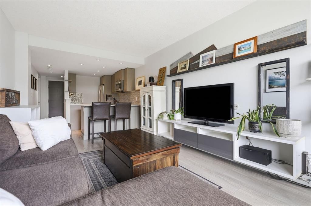 403-916 Memorial Drive Nw, Calgary, AB - Indoor Photo Showing Living Room