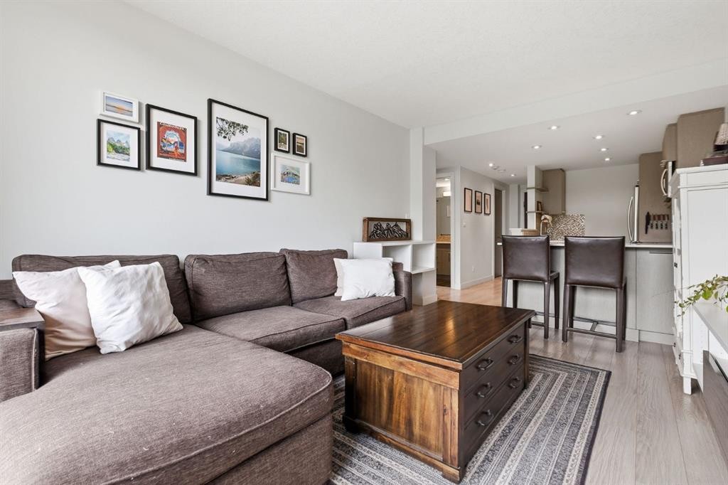 403-916 Memorial Drive Nw, Calgary, AB - Indoor Photo Showing Living Room