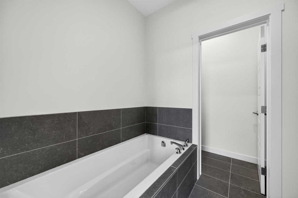 277 Waterford Way, Chestermere, AB - Indoor Photo Showing Bathroom