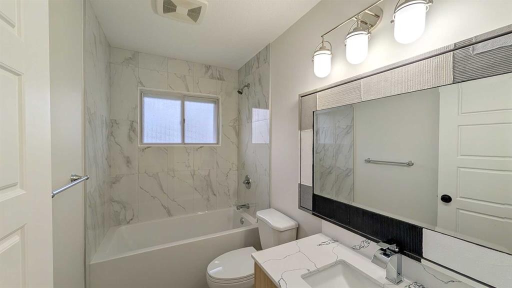 44 Fairview Crescent Se, Calgary, AB - Indoor Photo Showing Bathroom