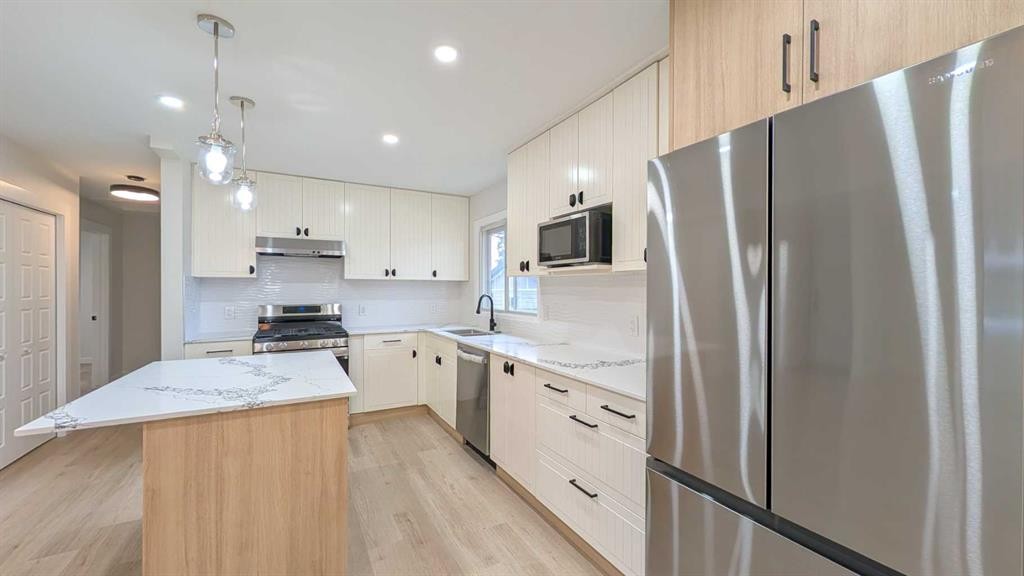 44 Fairview Crescent Se, Calgary, AB - Indoor Photo Showing Kitchen With Stainless Steel Kitchen With Upgraded Kitchen