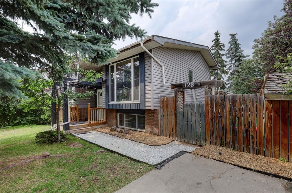 128 Pineland Place Ne, Calgary, AB - Outdoor