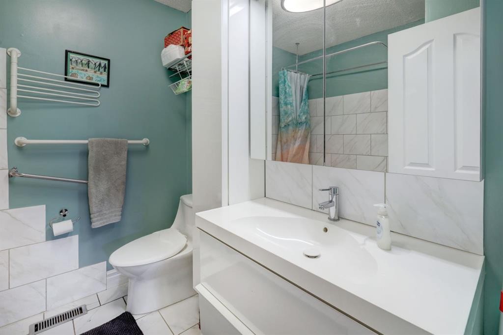 128 Pineland Place Ne, Calgary, AB - Indoor Photo Showing Bathroom