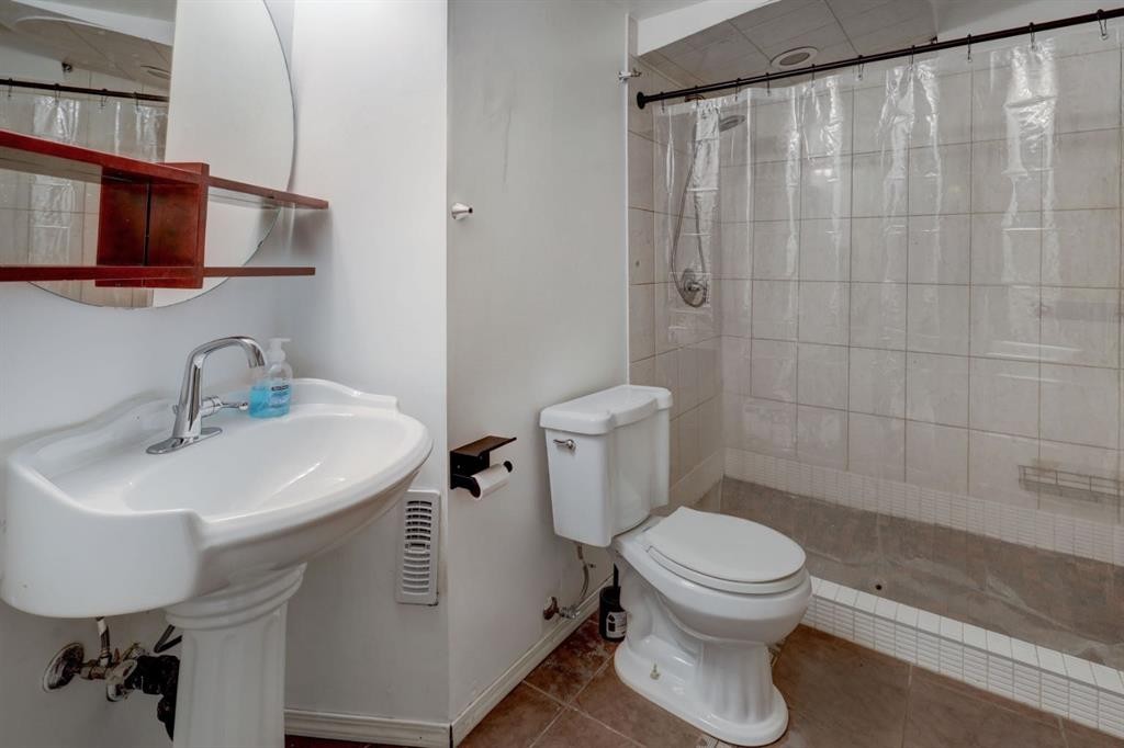 128 Pineland Place Ne, Calgary, AB - Indoor Photo Showing Bathroom