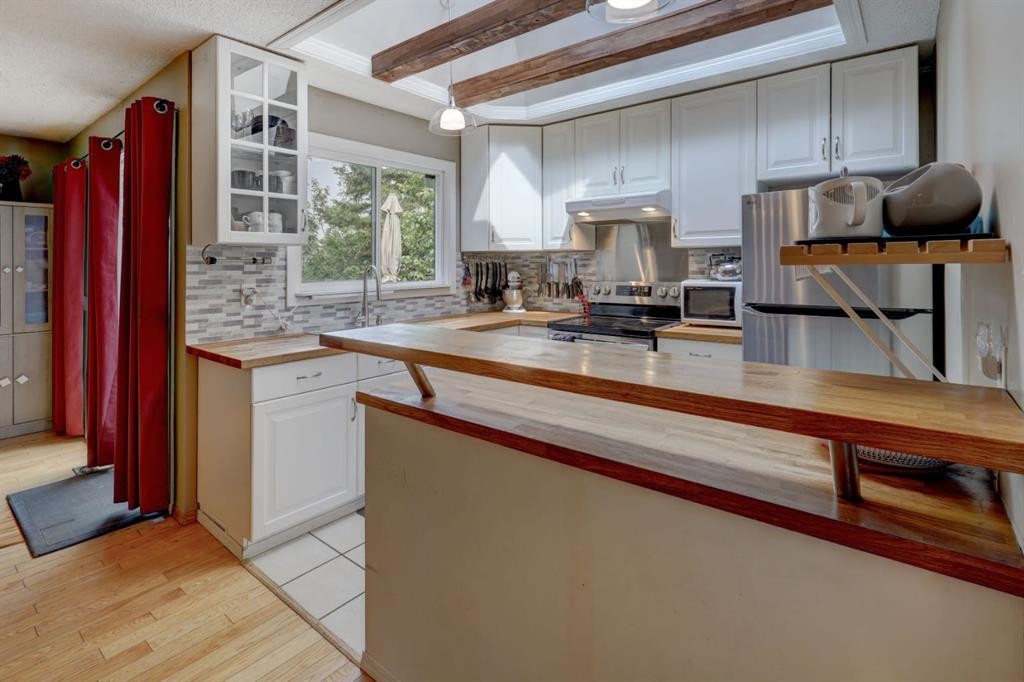 128 Pineland Place Ne, Calgary, AB - Indoor Photo Showing Kitchen