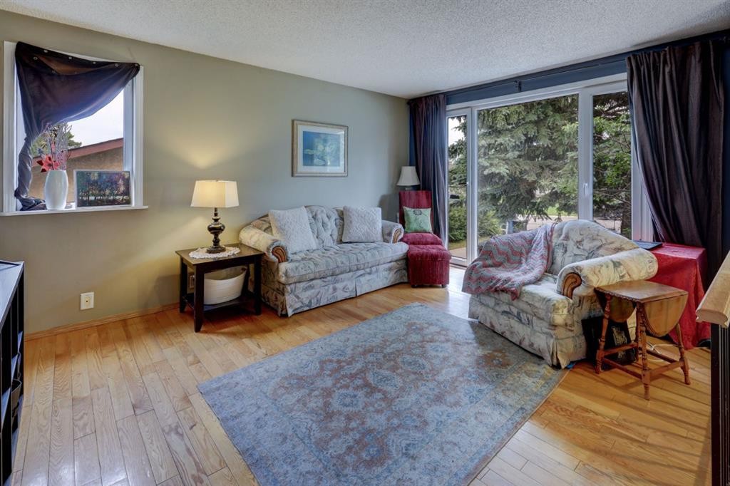 128 Pineland Place Ne, Calgary, AB - Indoor Photo Showing Living Room