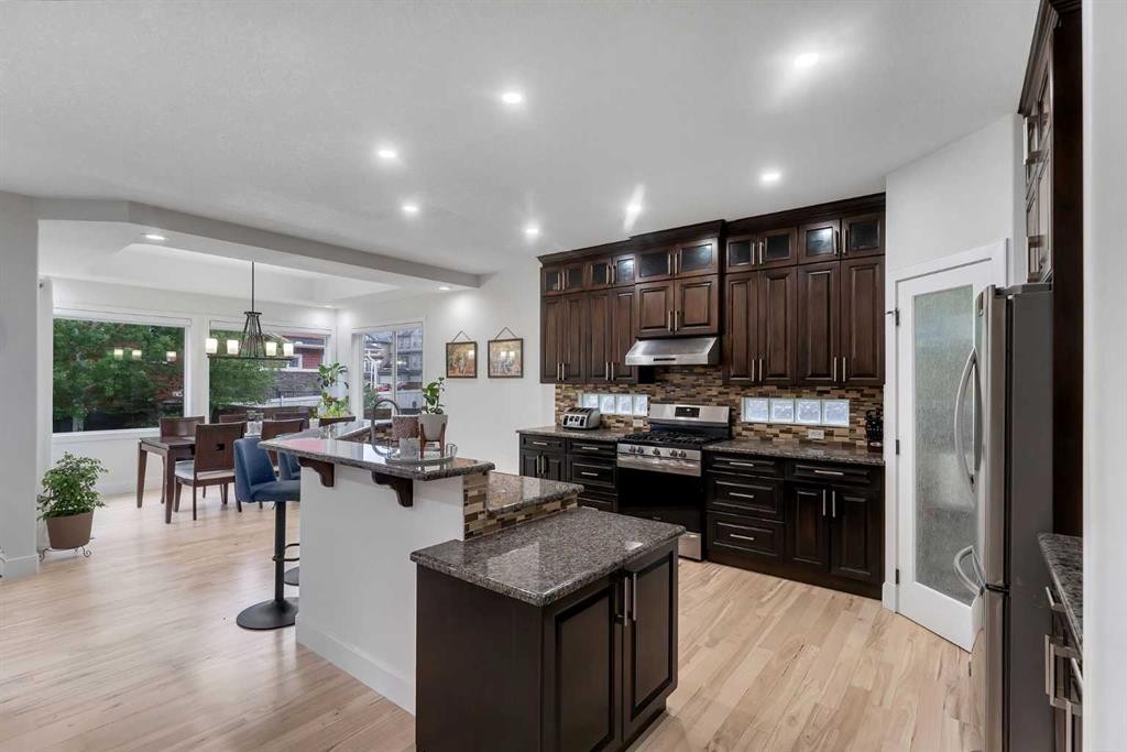 109 Evanscove Heights Nw, Calgary, AB - Indoor Photo Showing Kitchen With Upgraded Kitchen