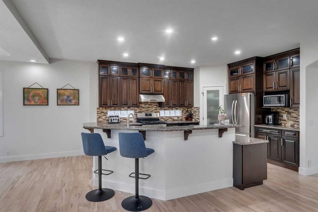 109 Evanscove Heights Nw, Calgary, AB - Indoor Photo Showing Kitchen With Stainless Steel Kitchen With Upgraded Kitchen