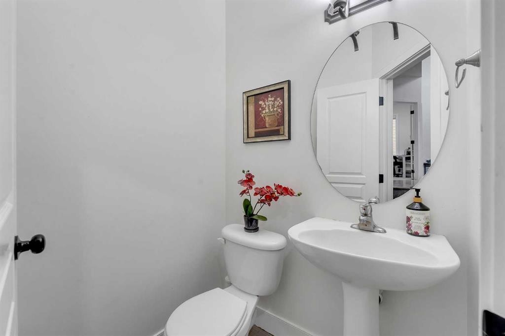 109 Evanscove Heights Nw, Calgary, AB - Indoor Photo Showing Bathroom