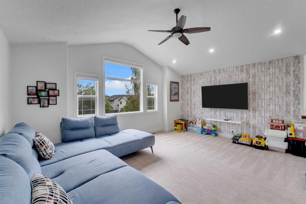 109 Evanscove Heights Nw, Calgary, AB - Indoor Photo Showing Living Room