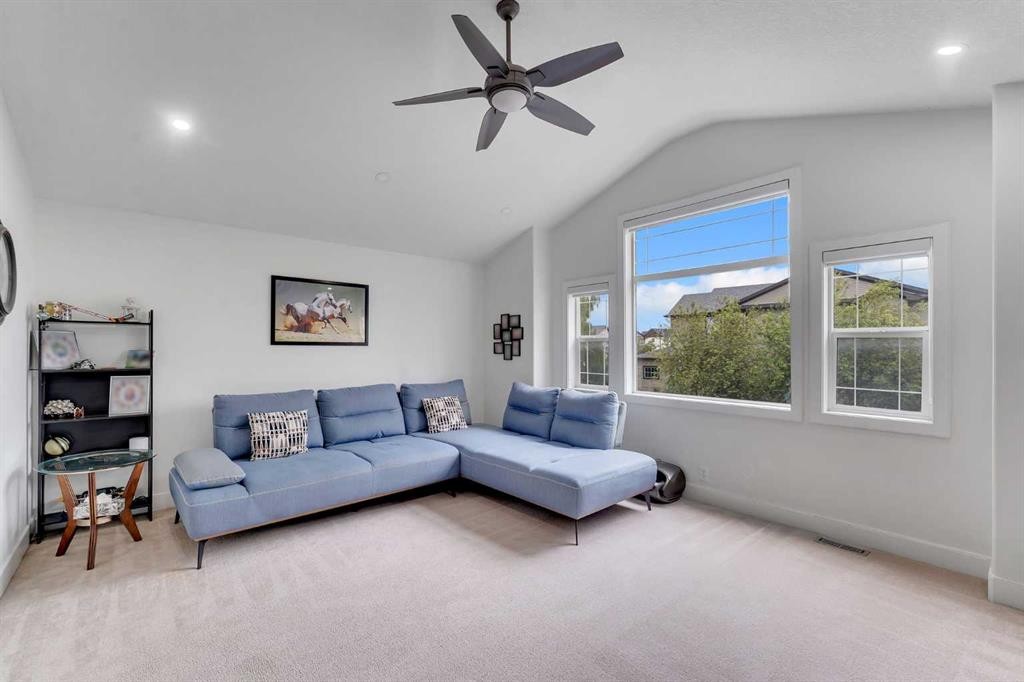 109 Evanscove Heights Nw, Calgary, AB - Indoor Photo Showing Living Room
