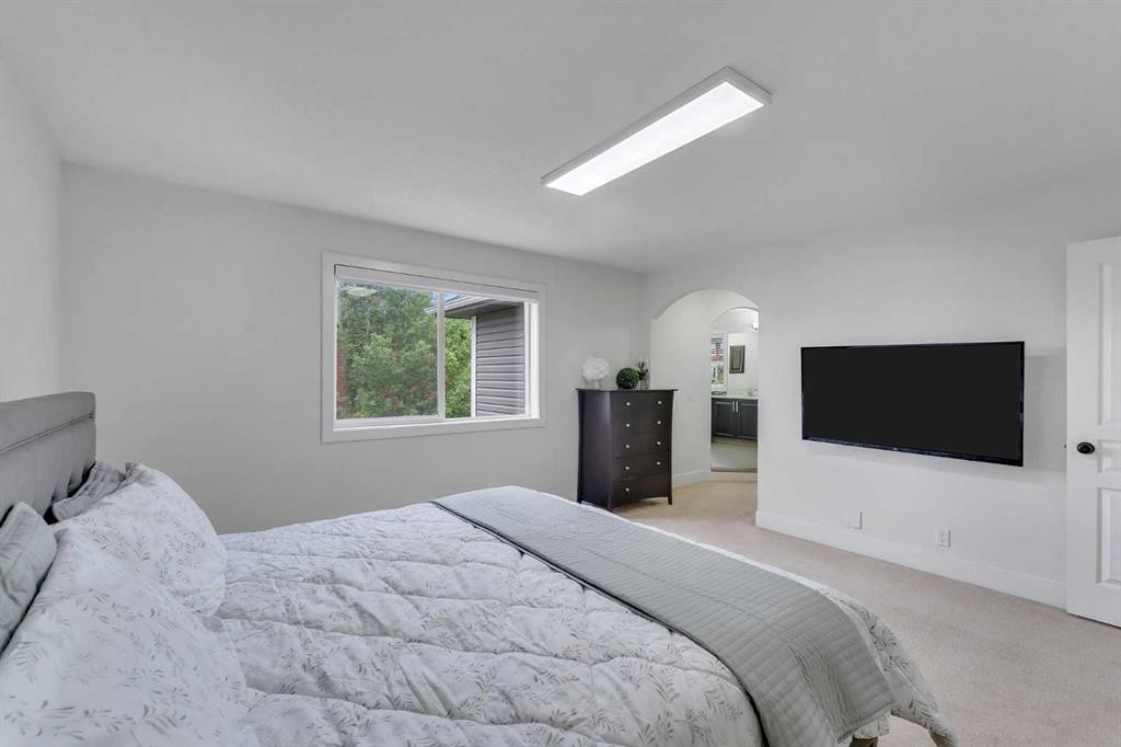 109 Evanscove Heights Nw, Calgary, AB - Indoor Photo Showing Bedroom