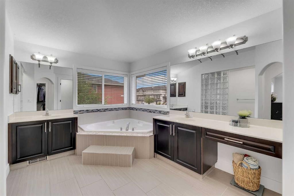 109 Evanscove Heights Nw, Calgary, AB - Indoor Photo Showing Bathroom