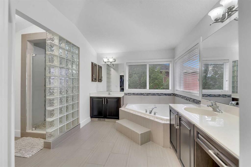 109 Evanscove Heights Nw, Calgary, AB - Indoor Photo Showing Bathroom
