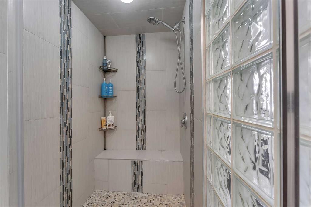 109 Evanscove Heights Nw, Calgary, AB - Indoor Photo Showing Bathroom