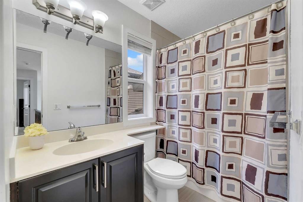 109 Evanscove Heights Nw, Calgary, AB - Indoor Photo Showing Bathroom
