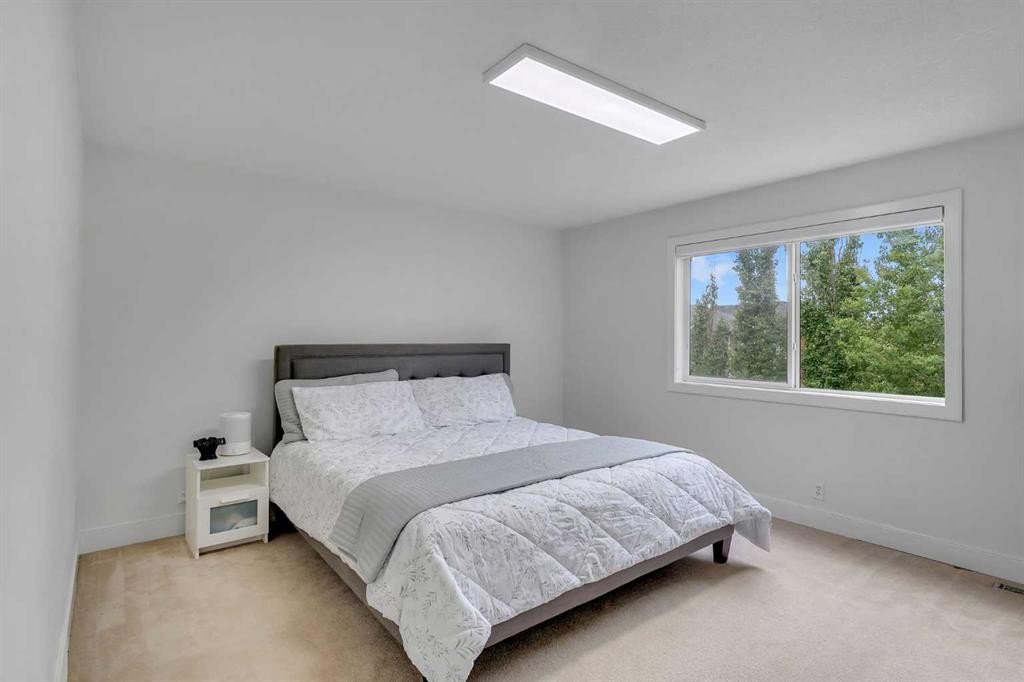 109 Evanscove Heights Nw, Calgary, AB - Indoor Photo Showing Bedroom