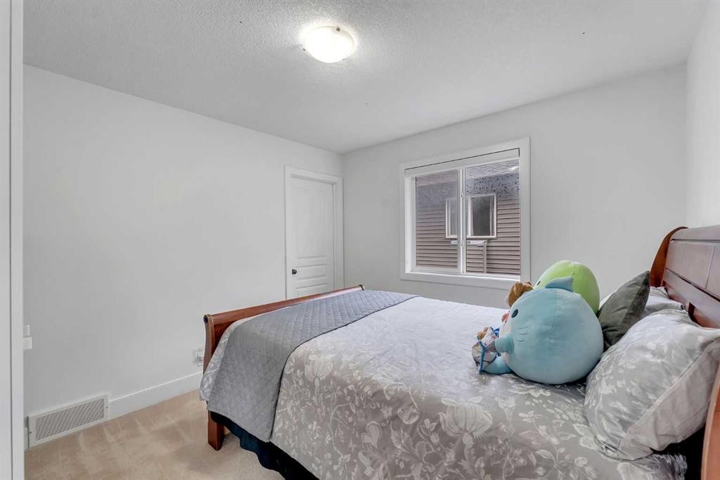 109 Evanscove Heights Nw, Calgary, AB - Indoor Photo Showing Bedroom