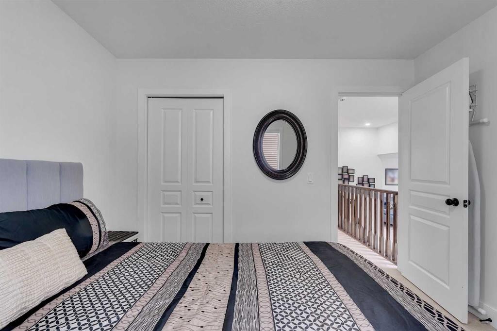 109 Evanscove Heights Nw, Calgary, AB - Indoor Photo Showing Bedroom