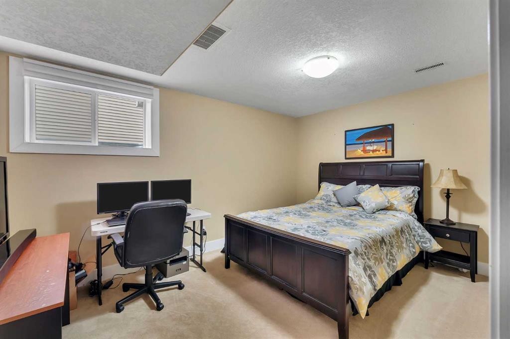 109 Evanscove Heights Nw, Calgary, AB - Indoor Photo Showing Bedroom