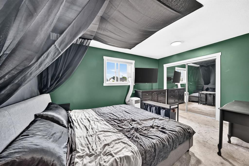 46 Dovercliffe Way Se, Calgary, AB - Indoor Photo Showing Bedroom