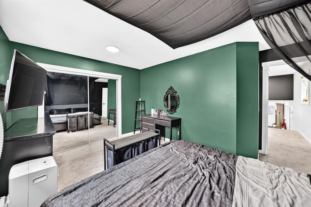 46 Dovercliffe Way Se, Calgary, AB - Indoor Photo Showing Bedroom