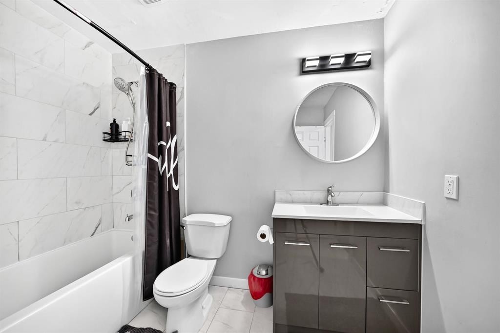 46 Dovercliffe Way Se, Calgary, AB - Indoor Photo Showing Bathroom