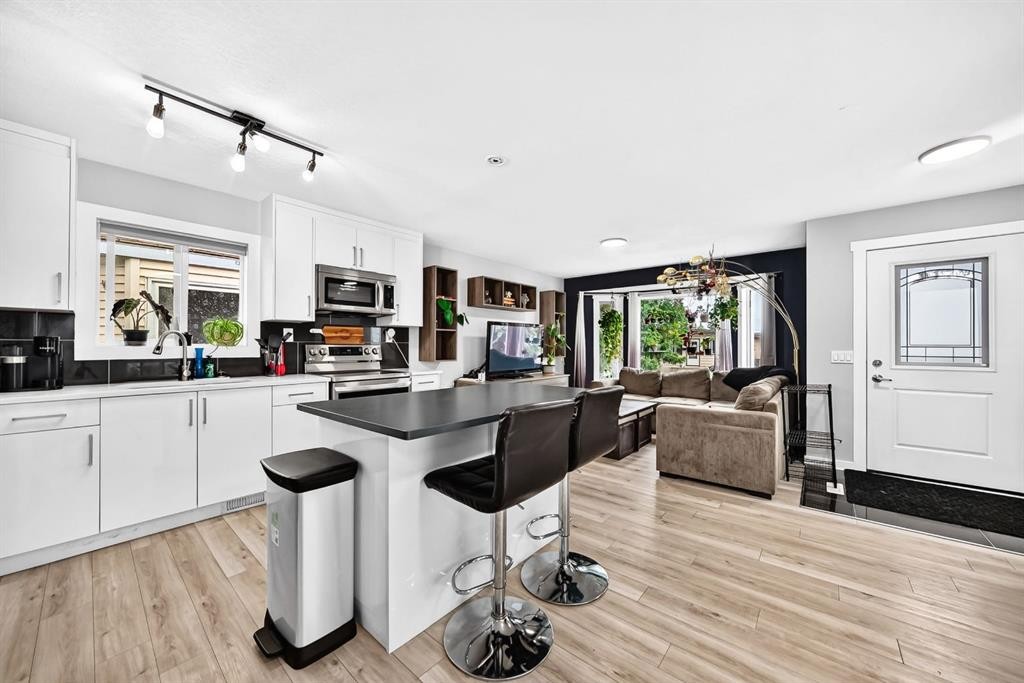 46 Dovercliffe Way Se, Calgary, AB - Indoor Photo Showing Kitchen