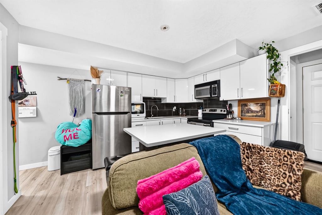 46 Dovercliffe Way Se, Calgary, AB - Indoor Photo Showing Kitchen