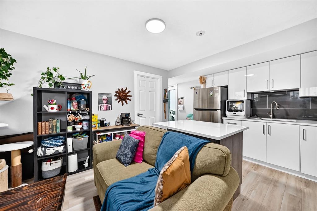 46 Dovercliffe Way Se, Calgary, AB - Indoor Photo Showing Kitchen
