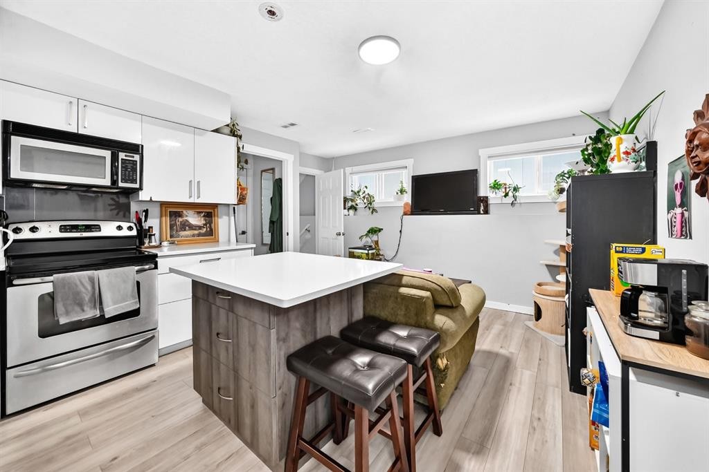 46 Dovercliffe Way Se, Calgary, AB - Indoor Photo Showing Kitchen