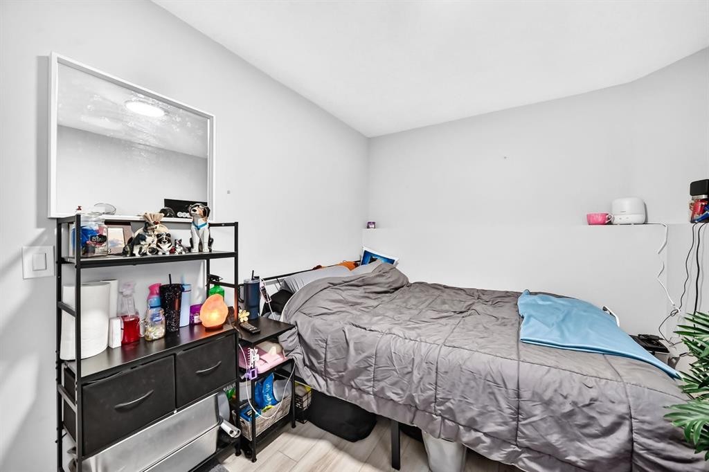 46 Dovercliffe Way Se, Calgary, AB - Indoor Photo Showing Bedroom