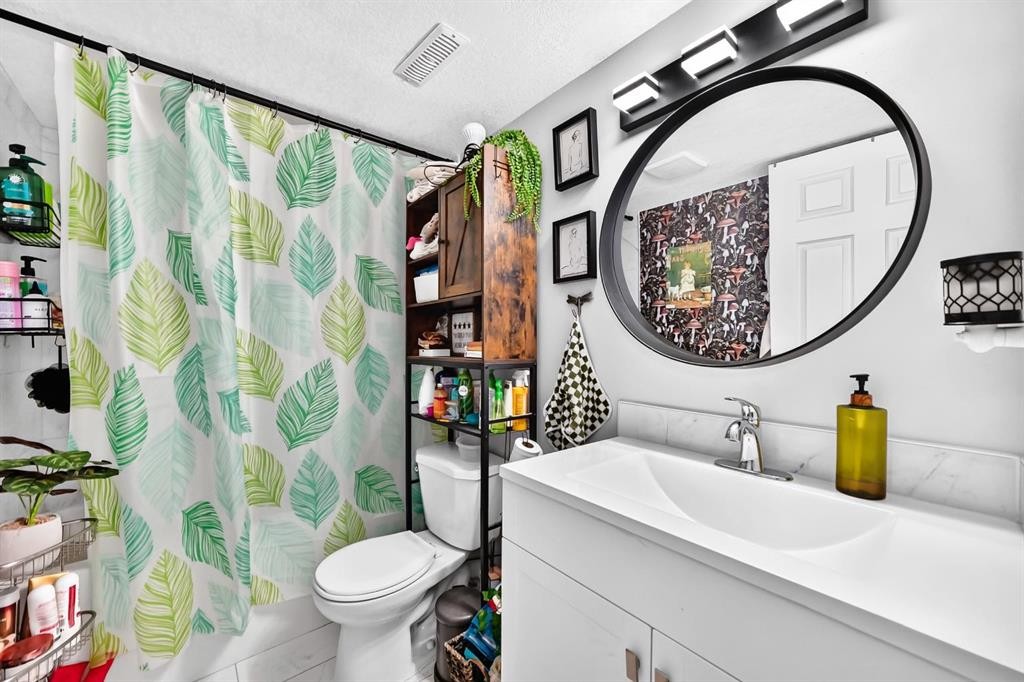 46 Dovercliffe Way Se, Calgary, AB - Indoor Photo Showing Bathroom