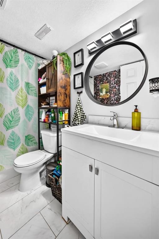 46 Dovercliffe Way Se, Calgary, AB - Indoor Photo Showing Bathroom
