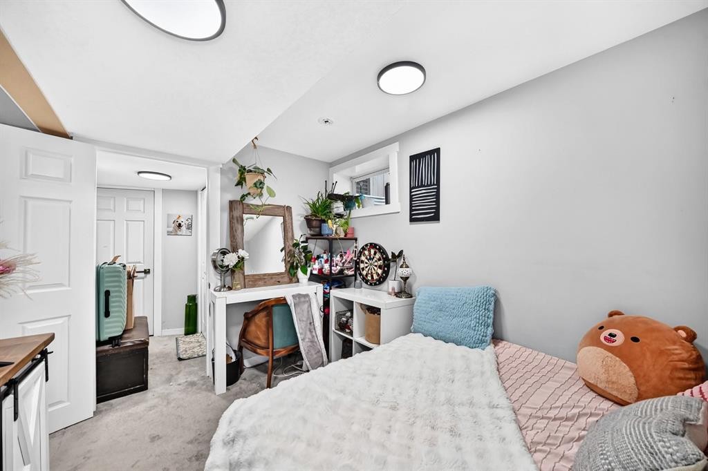 46 Dovercliffe Way Se, Calgary, AB - Indoor Photo Showing Bedroom
