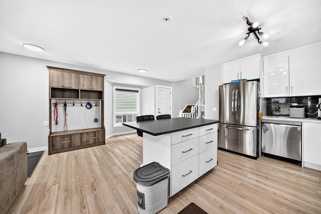 46 Dovercliffe Way Se, Calgary, AB - Indoor Photo Showing Kitchen