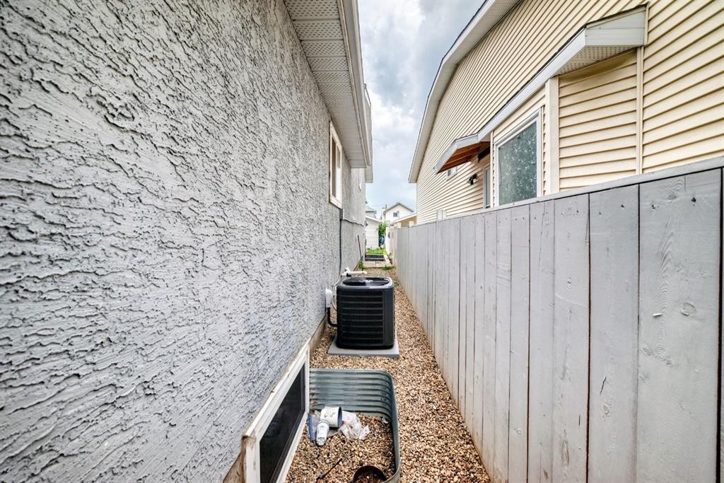 46 Dovercliffe Way Se, Calgary, AB - Outdoor