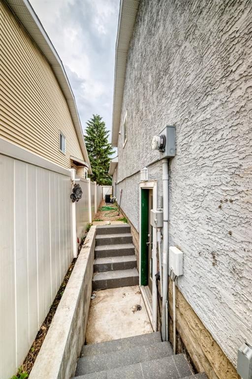 46 Dovercliffe Way Se, Calgary, AB -
