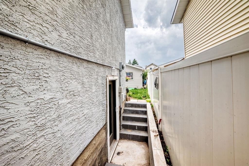 46 Dovercliffe Way Se, Calgary, AB - Outdoor