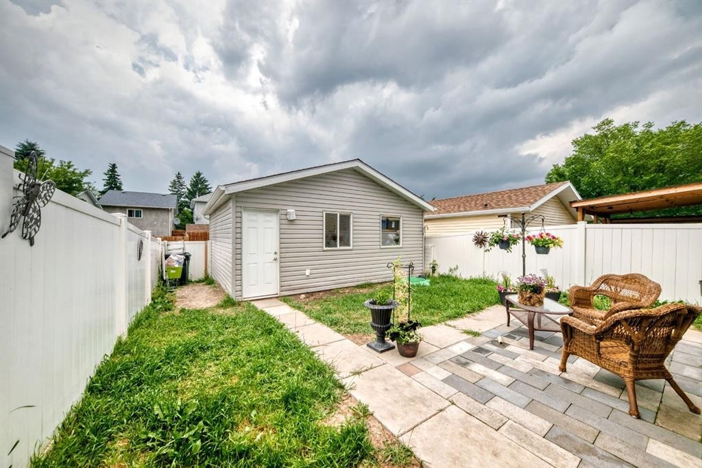46 Dovercliffe Way Se, Calgary, AB - Outdoor