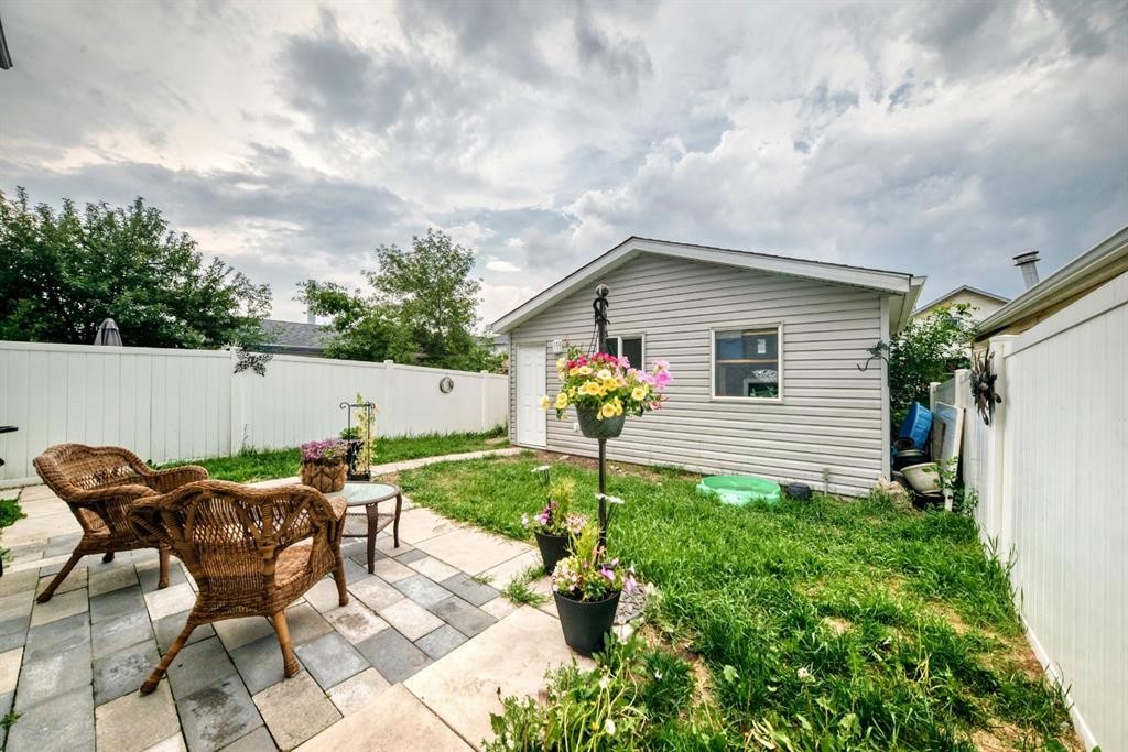 46 Dovercliffe Way Se, Calgary, AB - Outdoor