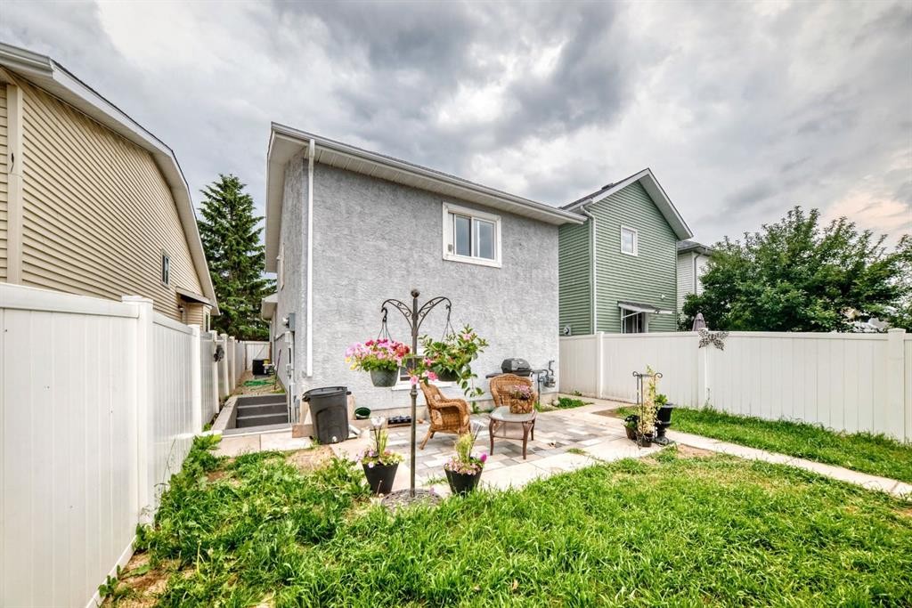 46 Dovercliffe Way Se, Calgary, AB - Outdoor
