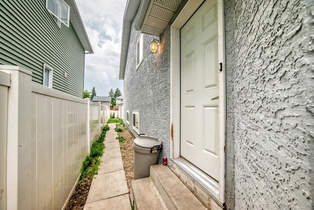 46 Dovercliffe Way Se, Calgary, AB -
