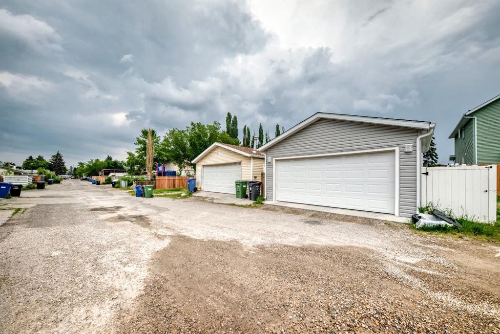 46 Dovercliffe Way Se, Calgary, AB - Outdoor