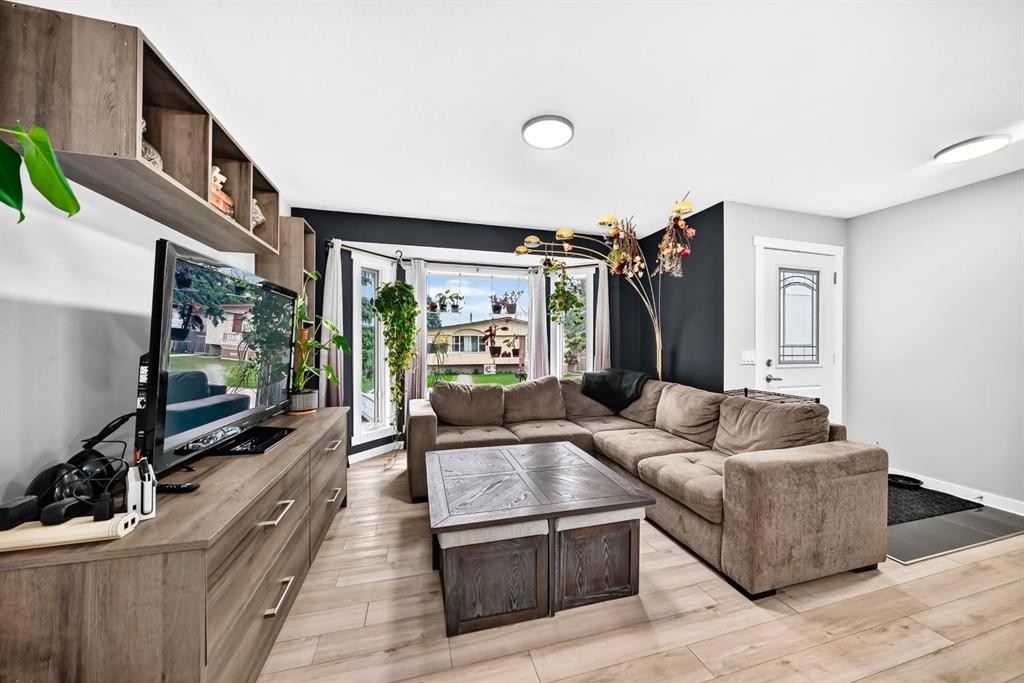 46 Dovercliffe Way Se, Calgary, AB - Photo Showing Living Room