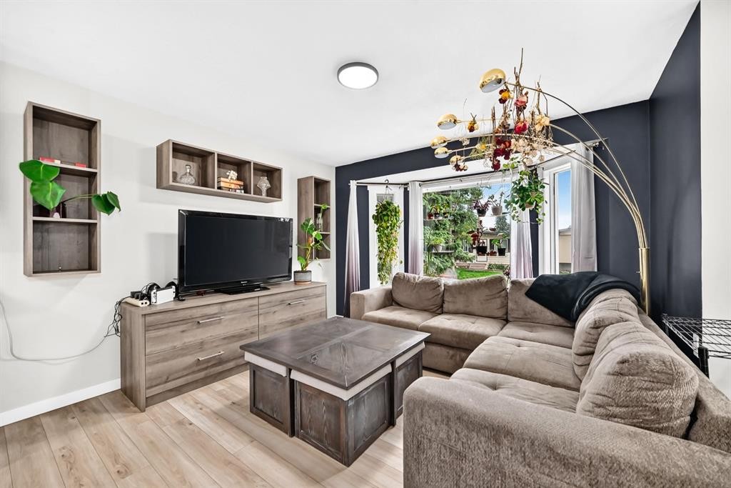 46 Dovercliffe Way Se, Calgary, AB - Indoor Photo Showing Living Room