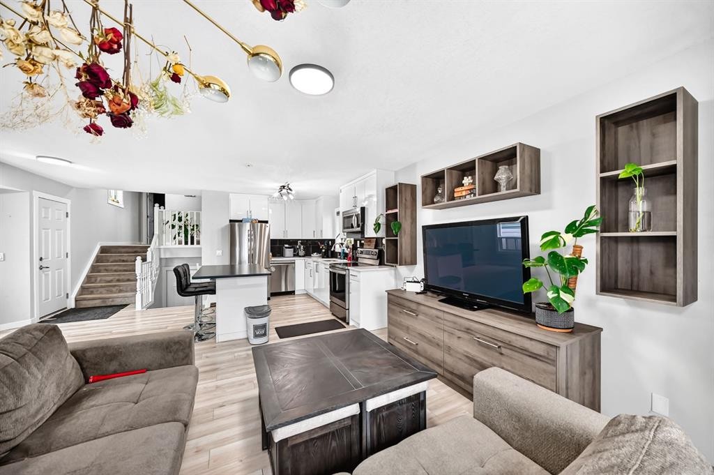 46 Dovercliffe Way Se, Calgary, AB - Indoor Photo Showing Living Room